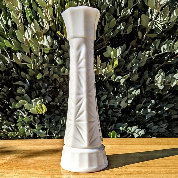 Vintage MCM White Milk Glass Starburst Bud Vase - Picture 2 of 7